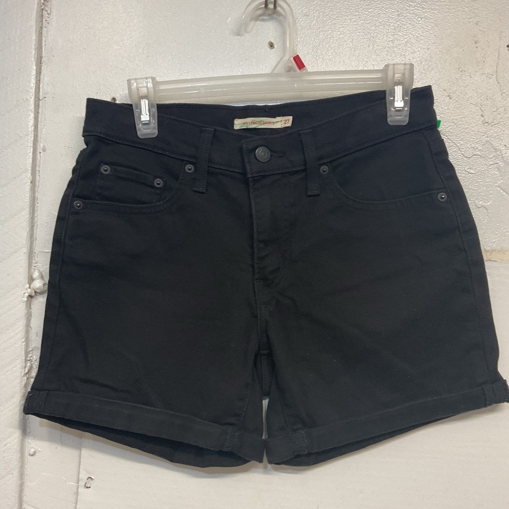 Levi’s mid length shorts size 27
